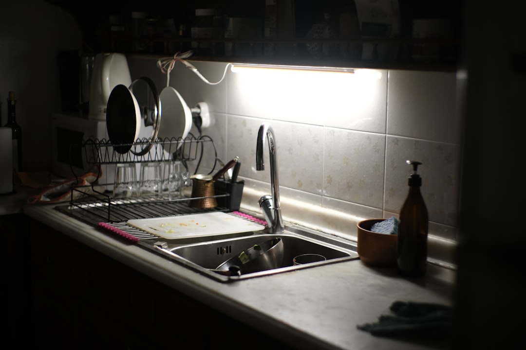 a-kitchen-sink-with-dishes-drying-a8uh-i1tzbg